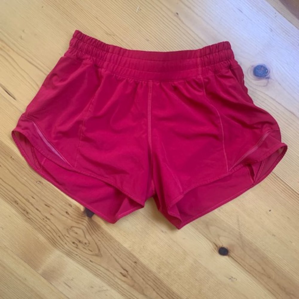Lululemon Hotty Hot short 4" size 6